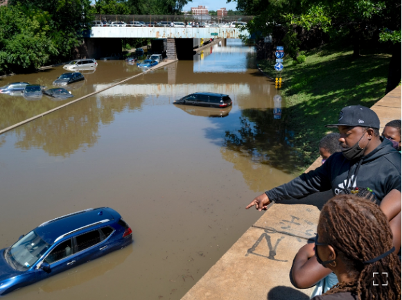 Los automóviles y camiones quedan varados por la marea alta el jueves 2 de septiembre de 2021 en la autopista Major Deegan Expressway en el distrito del Bronx de Nueva York mientras la marea alta dejada por el huracán Ida aún permanece en la carretera horas después. Foto AP / Craig Ruttle