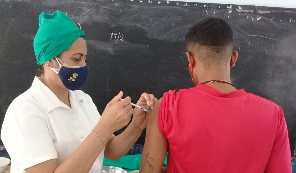 Unos 330 adolescentes manzanilleros pertenecientes a las áreas de salud del policlínico número uno Francisca Rivero Arocha serán inmunizados //Foto Eliexer Pelaez Pacheco 