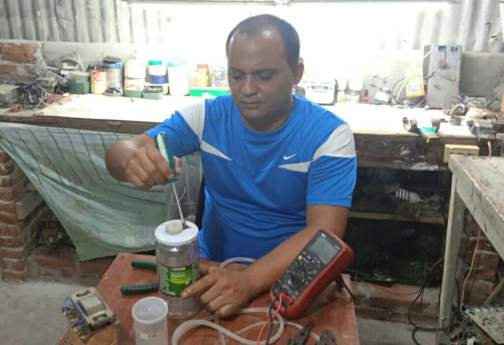 Maykel creó un concentrador de oxígeno casero para salvar la vida de su esposa y ahora crea otro para quien lo necesite //Foto cortesía del entrevistado