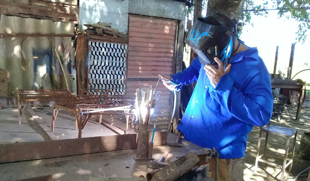 Uno de los obreros del taller trabaja para la creación de insumos destinados a la zona roja del hospital Celia Sánchez Manduley //Foto Eliexer Pelaez Pacheco
