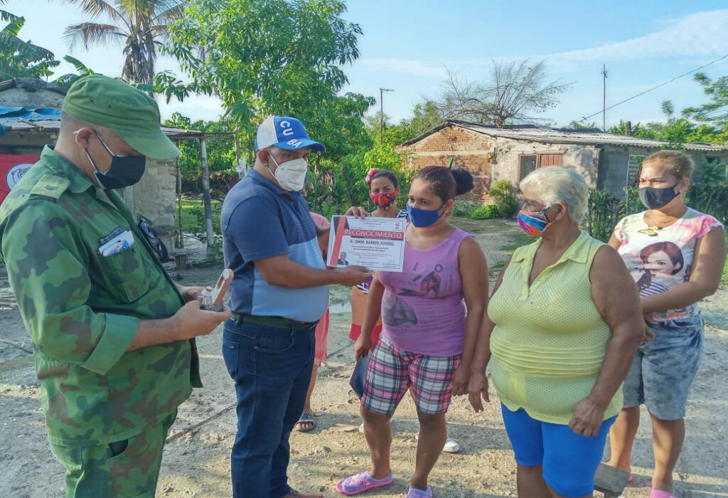 Osnel Zamora Martínez entrega reconocimientos al DMM del barrio juvenil en Manzanillo //Foto Eliexer Pelaez Pacheco