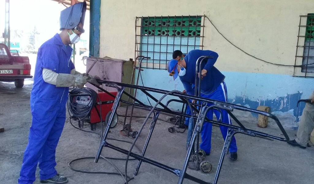 Los trabajadores del Tranzmec y del deporte en Manzanillo crean implementos para donar al hospital Celia Sánchez Manduley  //Foto Eliexer Pelaez Pacheco 