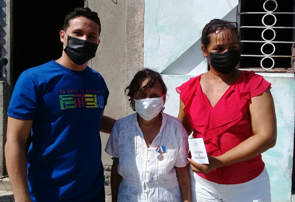 La manzanillera Nilda Lameda Rodríguez recibió hoy la medalla Por la Defensa del Barrio //Foto Eliexer Pelaez Pacheco