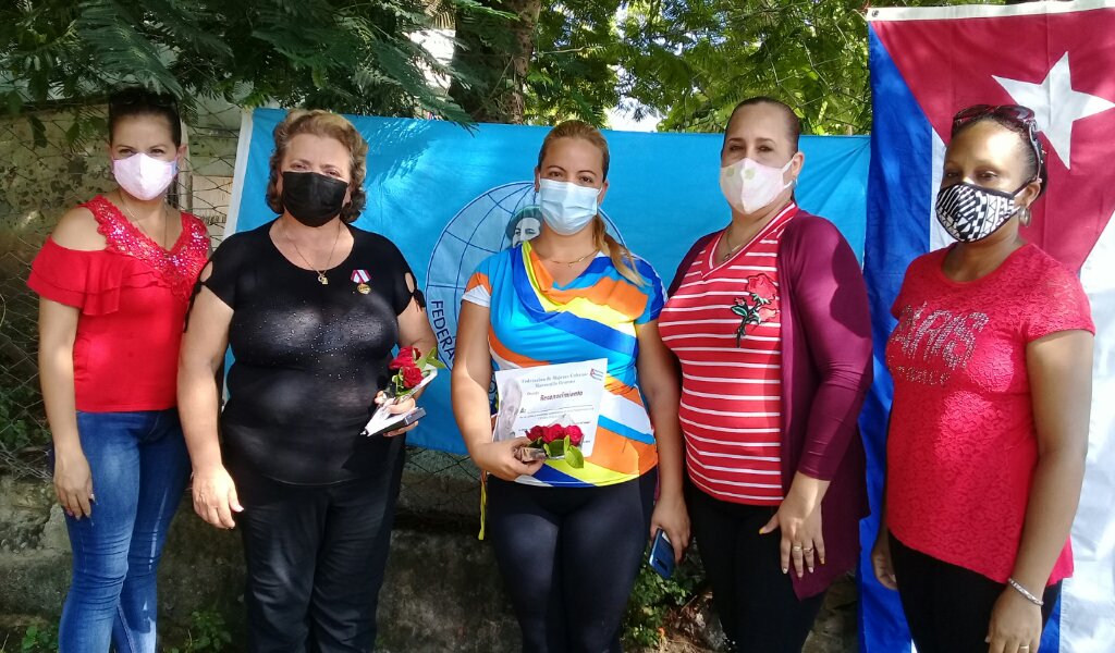 En su barrio Gloria Manuela Pacheco González recibió la Distinción 23 de agosto de la FMC y a su hija Elizabeth Fuentes Pacheco se le reconoció sus labores en la zona roja del hospital Celia Sánchez Manduley //Foto Eliexer Pelaez Pacheco