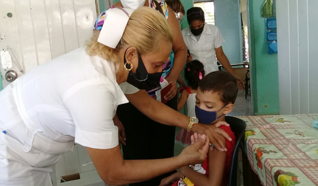 Hoy comenzó en Manzanillo la vacunación a los niños con edades comprendidas entre de dos ha cinco años //Foto Eliexer Pelaez Pacheco