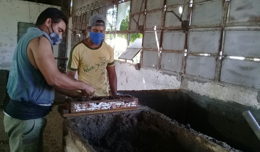 Ahora aquí se producen ladrillos artesanales  //Foto Eliexer Pelaez Pacheco 