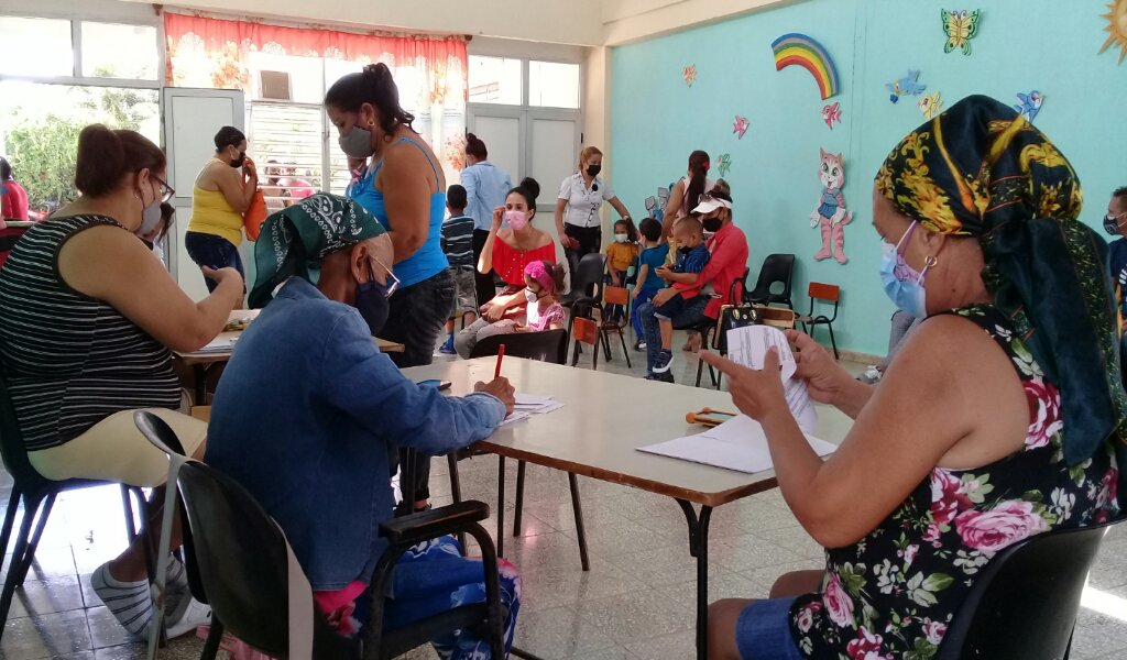 El apoyo de los líderes de las comunidades es importante en los sitios vacunales //Foto Eliexer Pelaez Pacheco