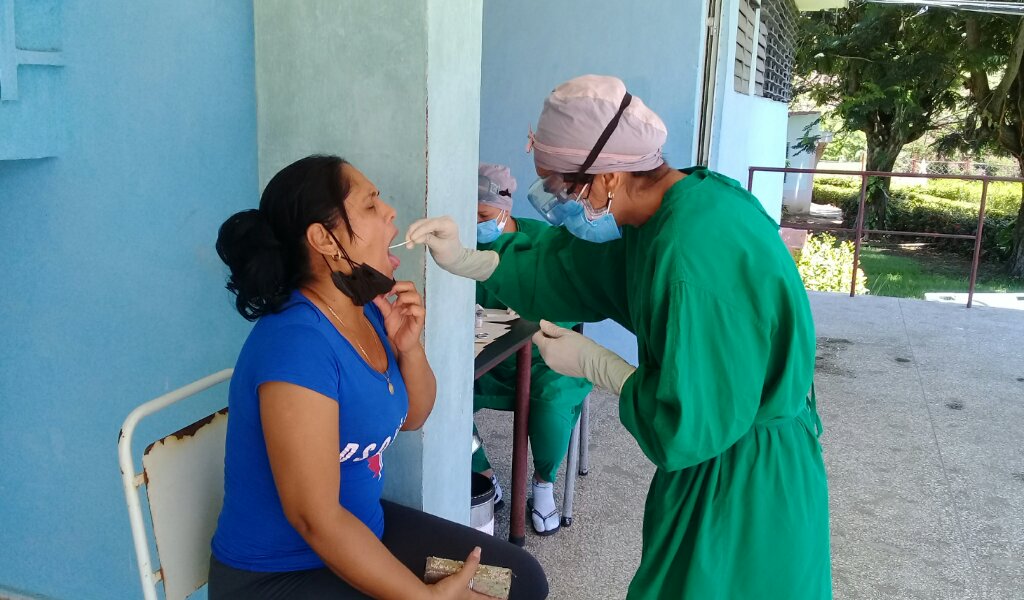 Los trabajadores que enfrentan el aislamiento en hospitales o centros preparados para la atención a los contagiados reciben un tratamiento salarial distinto a los que permanecen de vigilancia epidemiológica en sus viviendas por ser contactos y resultan negativos a la COVID-19 //Foto Eliexer Pelaez Pacheco