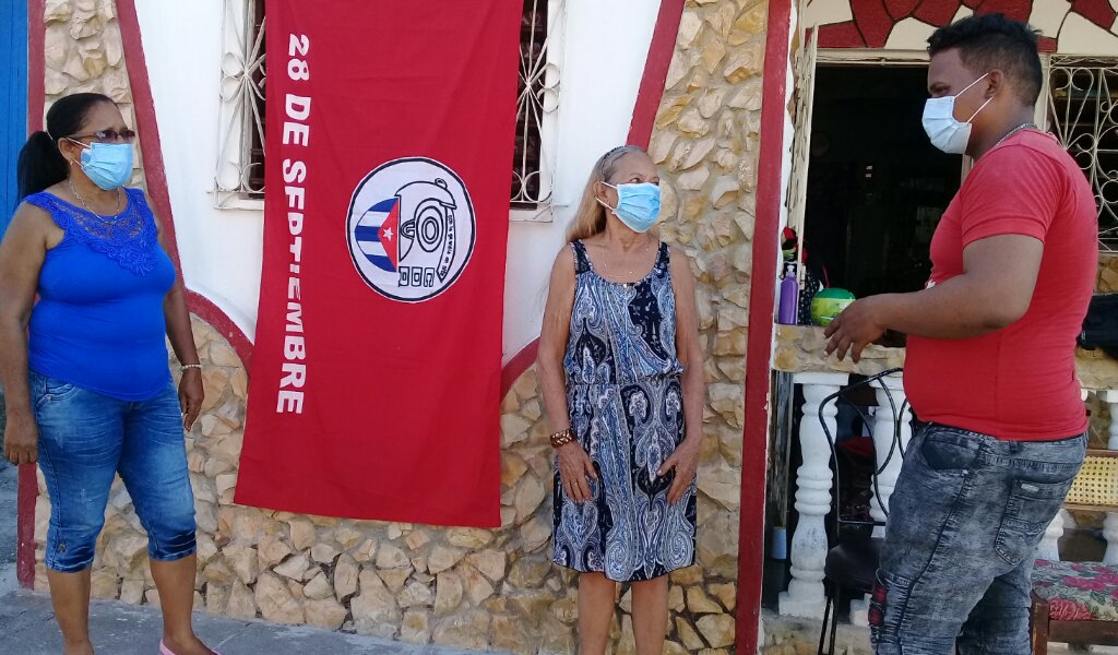 En su hogar Nancy recibió la Distinción 28 de Septiembre condecoración que le concede los CDR //Foto Eliexer Pelaez Pacheco