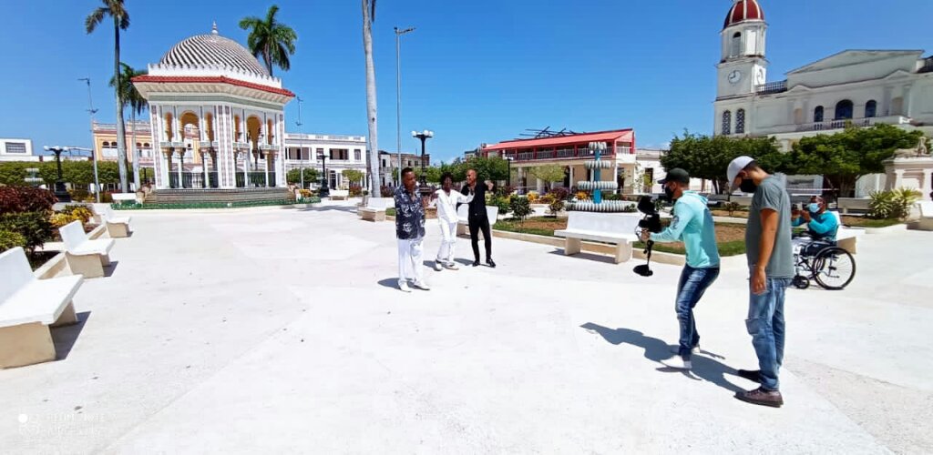 Cándido Fabré junto a artistas manzanilleros graban video musical en homenaje al Caballero del son Adalberto Álvarez //Foto cortesía de Jorge Luis Sotomayor Veliz