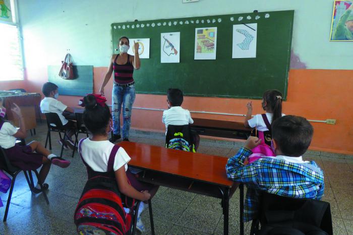 El resultado de una rigurosa estrategia ha logrado mantener en cero la aparición de casos positivos a la COVID-19 en las escuelas cubanas. Foto: Mailenys Oliva Ferrales