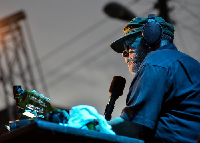 Esta imagen de archivo muestra a Silvio Rodriguez durante su concierto 104, en el barrio Los Pocitos, Municipio Marianao, en La Habana. Foto: Ariel Cecilio Lemus