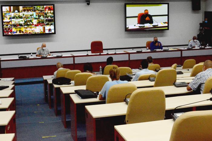 El Primer Ministro comentó que, sin dar bandazos, cada provincia debe ir pensando y diseñar la apertura gradual de varios servicios, de modo que empiece a dinamizarse la economía. Foto: Estudios Revolución