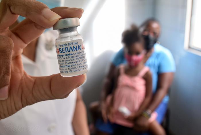 Niños de dos a 11 años reciben primera dosis de Soberana 02 en Cuba. Foto: Ariel Cecilio Lemus