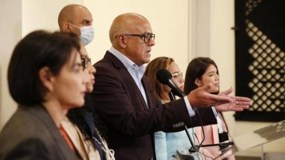 El representante gubernamental Jorge Rodríguez dio por superado el impasse tras la aclaración de Noruega. Foto: @planwac.