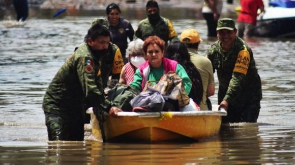 Pacientes del hospital de Tula, en Hidalgo, tuvieron que ser evacuados en lanchas por las inundaciones. Foto: AFP.