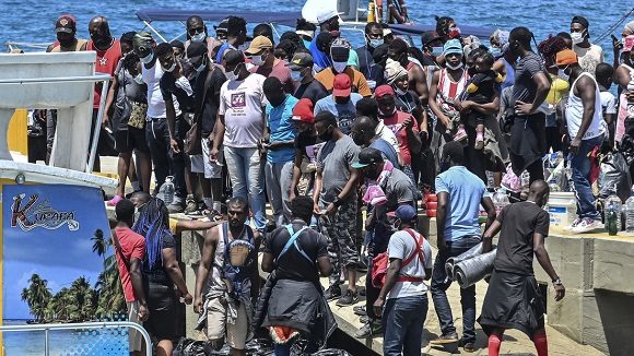 Migrantes llegan a Capurgana cerca de la frontera con Panamá, Colombia. Foto: Joaquin Sarmiento / AFP.