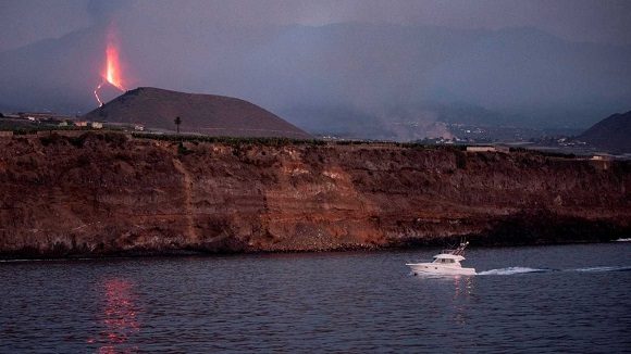 La colada de lava se encuentra en estos momentos a unos 800 metros del mar. Foto: Miguel Calero / EFE