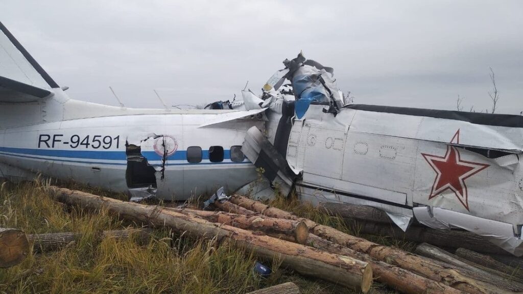 La aeronave se precipitó al suelo con 22 personas a bordo // Foto mchs.gov.ru