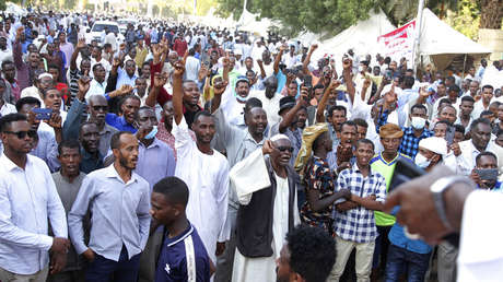 Manifestantes frente al palacio presidencial en Jartum, Sudán, el 17 de octubre de 2021// Foto Marwan Ali / AP