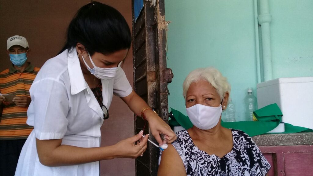El 94% de los adultos mayores en Manzanillo están vacunados // Foto Eliexer Pelaez