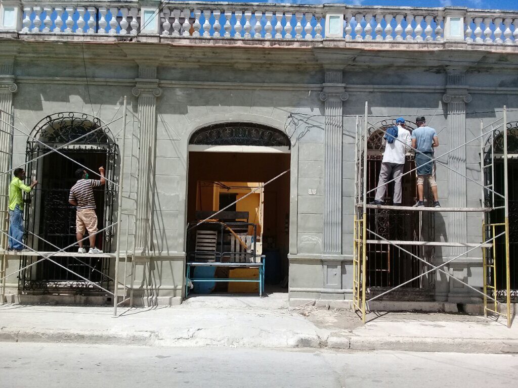 La restauración de los elementos arquitectónicos del Hogar Materno de Manzanillo exige de precisión y talento // Foto Denia Fleitas Rosales 