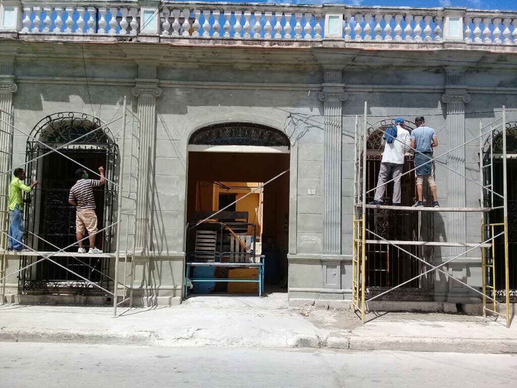 La restauración de los elementos arquitectónicos del Hogar Materno de Manzanillo exige de precisión y talento // Foto Denia Fleitas Rosales