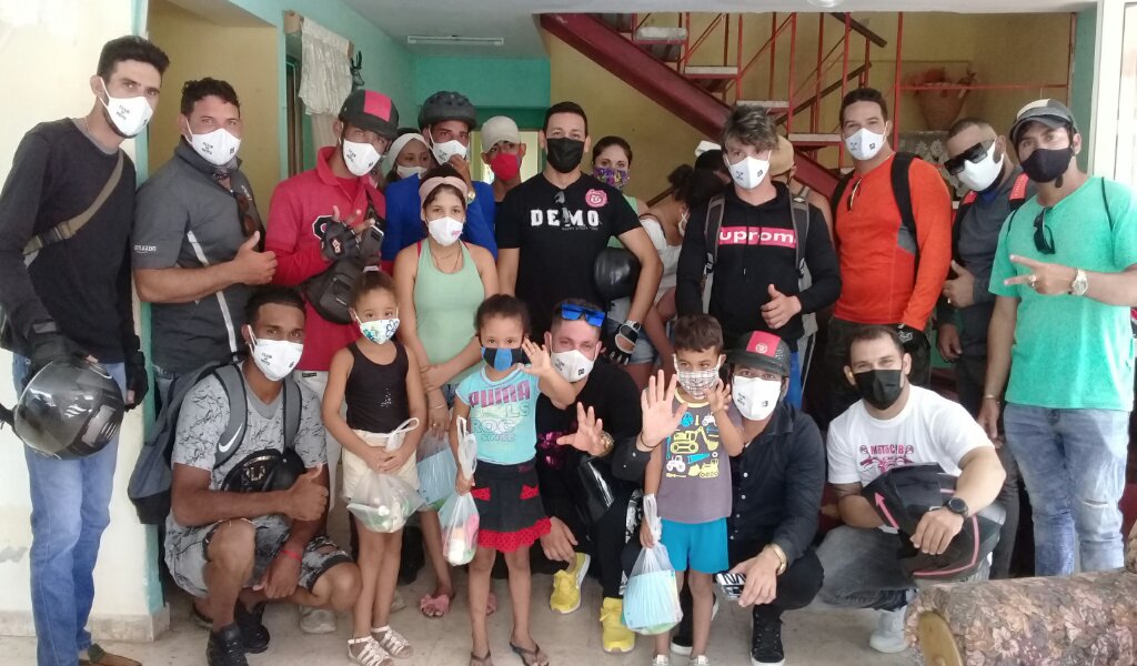 Integrantes del nuevo Club de motos en Manzanillo ofrecieron una donación a la Casa de Niños sin Amparo Familiar  //Foto Eliexer Pelaez Pacheco 