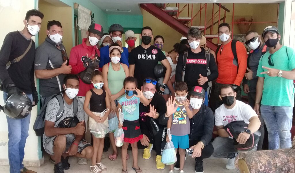Integrantes del nuevo Club de motos en Manzanillo ofrecieron una donación a la Casa de Niños sin Amparo Familiar //Foto Eliexer Pelaez Pacheco