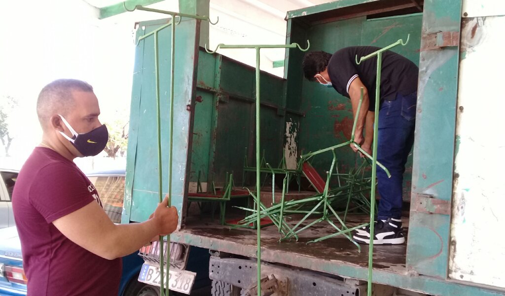 Portasueros y escabeles confeccionados por Daynier y su equipo de trabajo fueron donados a la zona roja del hospital Celia Sánchez //Foto Eliexer Pelaez Pacheco