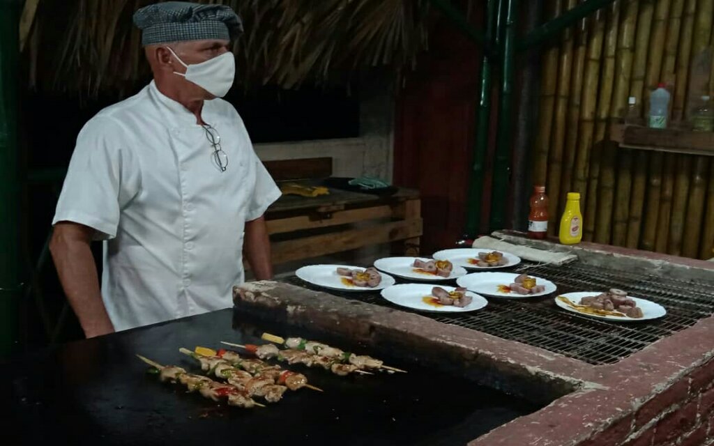 En el Cangrejo Loco se propone a sus clientes los platos típicos de la cocina cubana y en especial de Manzanillo a través del rescate de la tradición culinaria de esta región oriental //Foto cortesía del colectivo del Cangrejo Loco