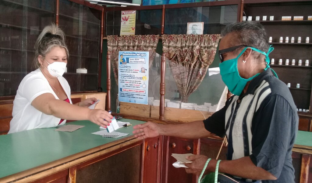 En las farmacias se trabaja para lograr el control de la venta de los medicamentos  //Foto Eliexer Pelaez Pacheco 