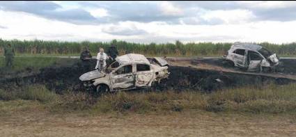 Los autos accidentados quedaron calcinados // Foto Orlando Cruz