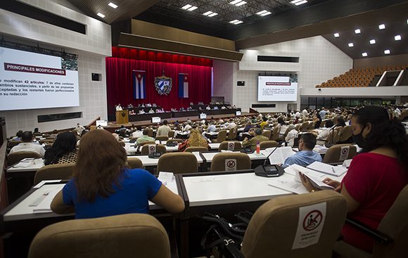 Los diputados debaten este lunes los cuatro proyectos de leyes // Foto Irene Pérez/ Cubadebate