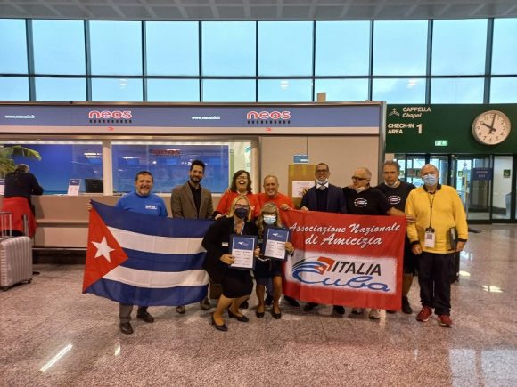 De Italia hacia Cuba otro envío con ayuda médica. Foto: Twitter/@glezllanio.