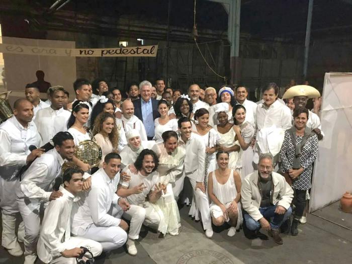 El Presidente Miguel Díaz-Canel Bermúdez junto a los integrantes de la pieza teatral Oficio de Isla, cuando asistiera a una de sus puestas escénicas. Foto: Estudios Revolución