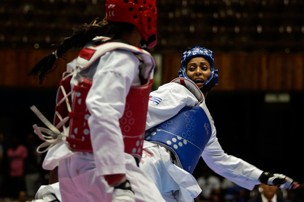 Glenhis Hernández (peto azul) combate en 73 kg frente a Lisandra Blanco durante la gala del taekwondo cubano de preparación rumbo a los Juegos Panamericanos de Lima en el Coliseo de la Ciudad Deportiva el 10 de Febrero de 2019 en La Habana, Cuba. FOTO: Calixto N. Llanes/Periódico JIT (Cuba)