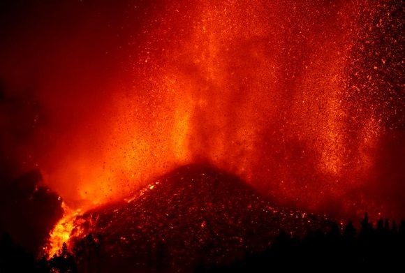 La lava se eleva tras la erupción de un volcán en el parque nacional Cumbre Vieja en El Paso, en la isla canaria de La Palma, el 19 de septiembre // Foto Borja Suarez / Reuters