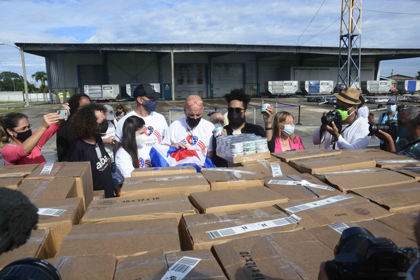 Arriba donativo de alimentos de cubano-americanos opuestos al Bloqueo, al Aeropuerto Internacional José Martí de La Habana, Cuba, el 5 de noviembre de 2021. ACN FOTO/ Ariel LEY ROYERO/ rrcc