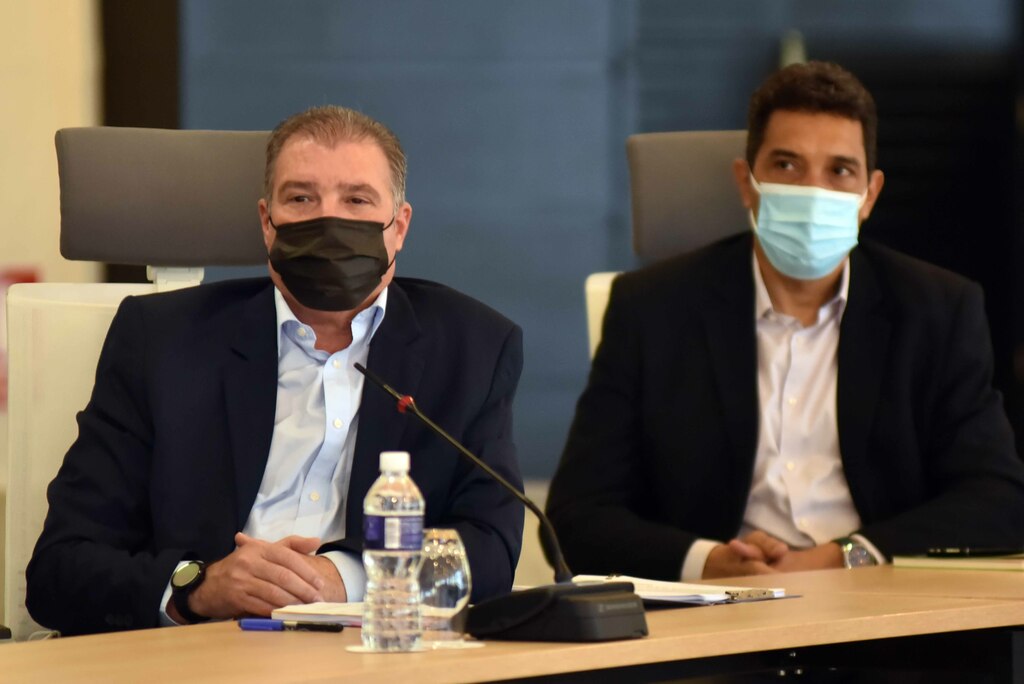 Juan Carlos García Granda (I) y Eduardo Rodríguez Dávila, Ministros de Turismo y Transporte respectivamente, durante el encuentro con operadores turísticos, y actualización de preparación en la nueva normalidad, efectuado en el Hotel Meliá Habana, en La Habana, Cuba, el 16 de noviembre de 2021. ACN FOTO/Omara GARCÍA MEDEROS/sdl