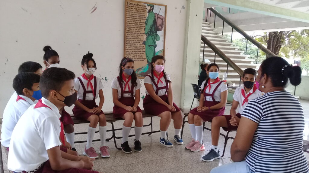 Dagmara es una de esas educadoras que con pasión le transmite a sus estudiantes del sexto grado de este centro escolar, todo el legado que Fidel dejó para las nuevas generaciones //Foto Eliexer Pelaez Pacheco