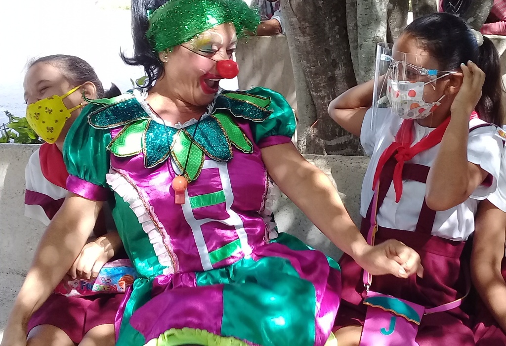 Por Manzanillo el Grupo de Teatro Callejero Andante inició la gira por Granma que celebra sus 30 años de creado //Foto Eliexer Pelaez Pacheco