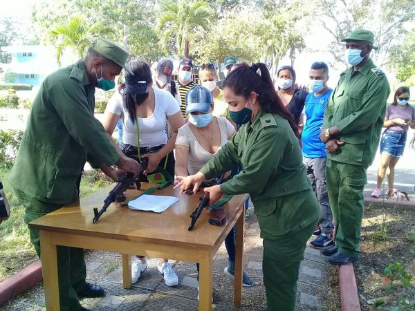 Los jóvenes universitarios practicaron el arme y desarme del fusil //Foto cortesía de Annia Pacheco Palomares