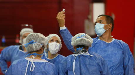 Médicos con una ampolla de la vacuna Sputnik V, Buenos Aires, Argentina, el 3 de febrero de 2021// Foto Matias Baglietto / Reuters