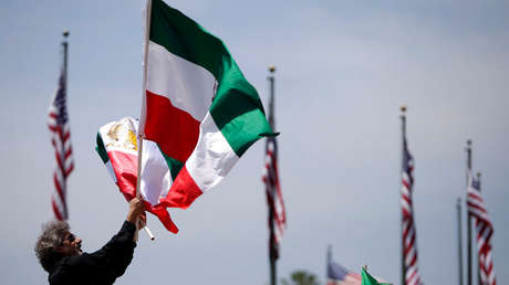 Manifestante ondea la bandera de Irán frente a un edificio gubernamental en Los Ángeles, EE.UU. 14 de junio de 2009 // Foto Jae C. Hong / AP