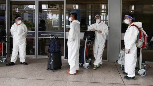 Pasajeros en el aeropuerto de Sídney, Australia, el 29 de noviembre de 2021 // Foto Loren Elliott / Reuters