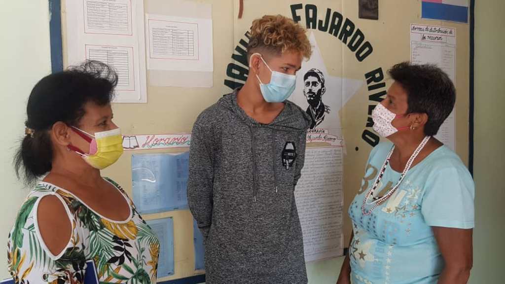 Eduardo Rodríguez Manso es un adolescente manzanillero que goza de todos los privilegios y derechos que le brinda el estado cubano ante su discapacidad auditiva //Foto Eliexer Pelaez Pacheco