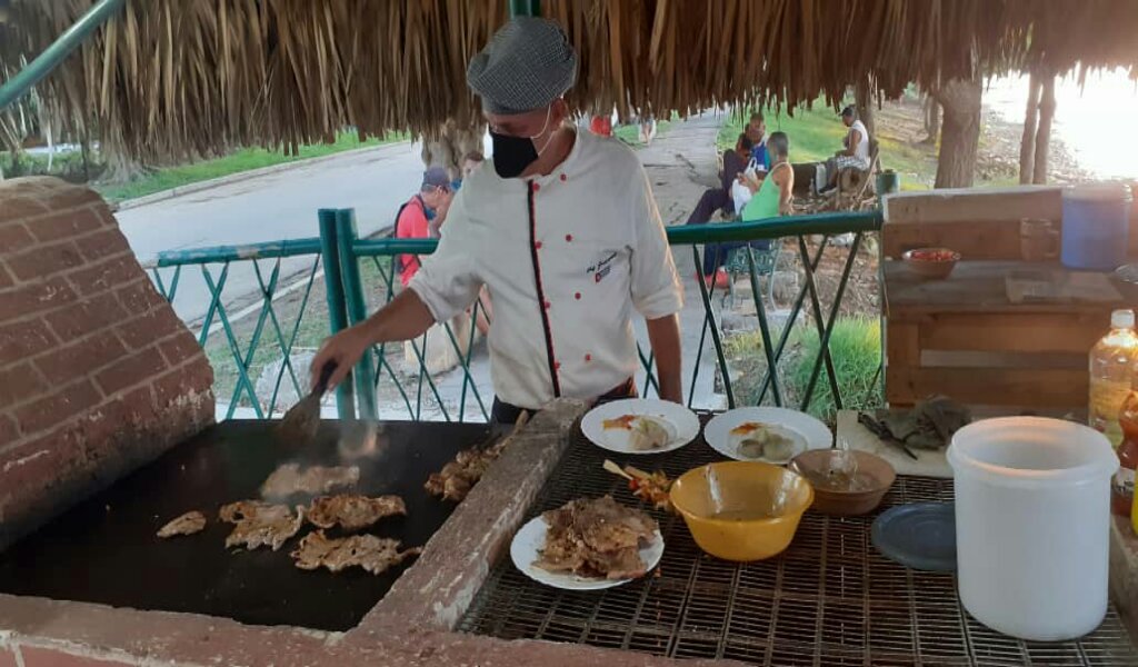 Las nuevas leyes velan por la inocuidad de los alimentos tanto en el sector estatal como en el privado //Foto cortesía del colectivo del restaurante Cangrejo Loco 