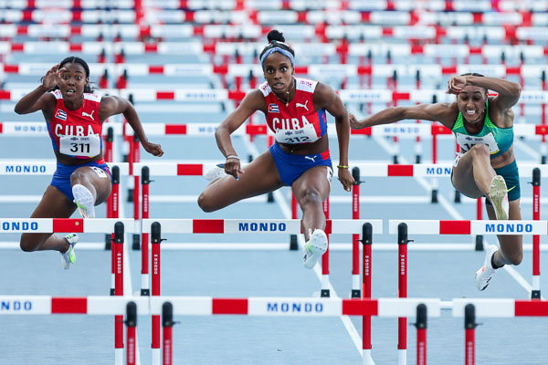 Cubanas Greisys Roble (centro) y Keily Pérez (izquierda) compiten en la final de 110 metros con vallas en el atletismo de los I Juegos Panamericanos Júnior celebrado en el Estadio Pascual Guerrero, el 2 de Diciembre de 2021, Cali, Valle del Cauca, Colombia. FOTO: Calixto N. Llanes/Periódico JIT (Cuba)