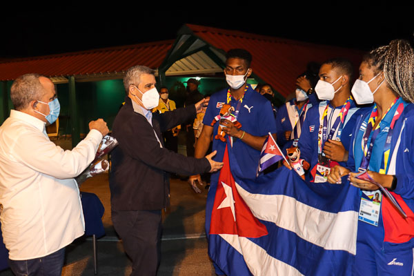 Reciben en el Aeropuerto Internacional José Martí a la delegación cubana que asistió a los s I Juegos Panamericanos Júnior el 7 de +December+ de 2021 en La Habana, Cuba. FOTO: Calixto N. Llanes/Periódico JIT (Cuba)